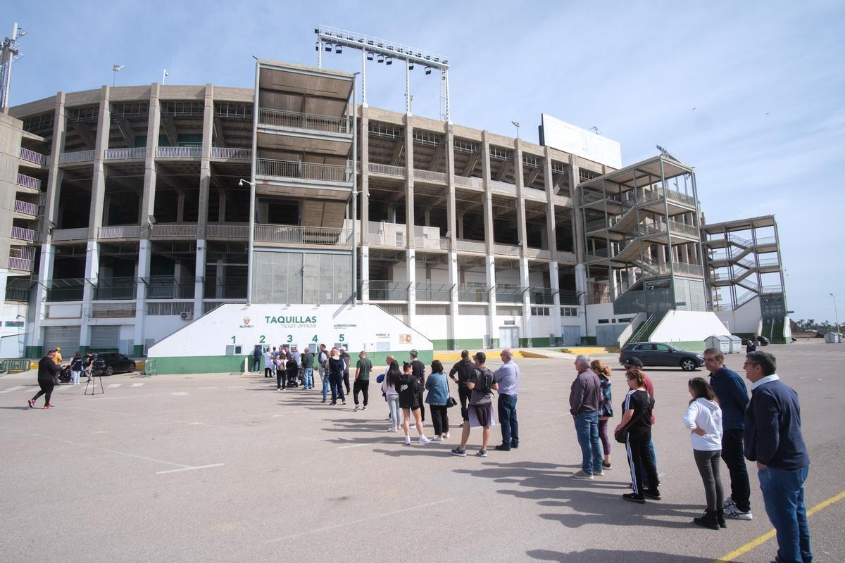 Colas en las taquillas del Martínez Valero para comprar entradas para el partido entre el Elche y el Barcelona