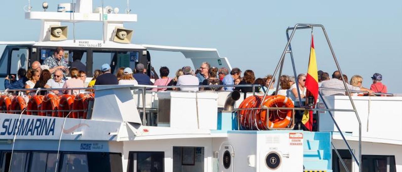 Pasajeros en uno de los barcos turísticos de O Grove. |   // IÑAKI ABELLA