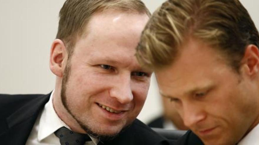 Anders Breivik habla con su abogado.