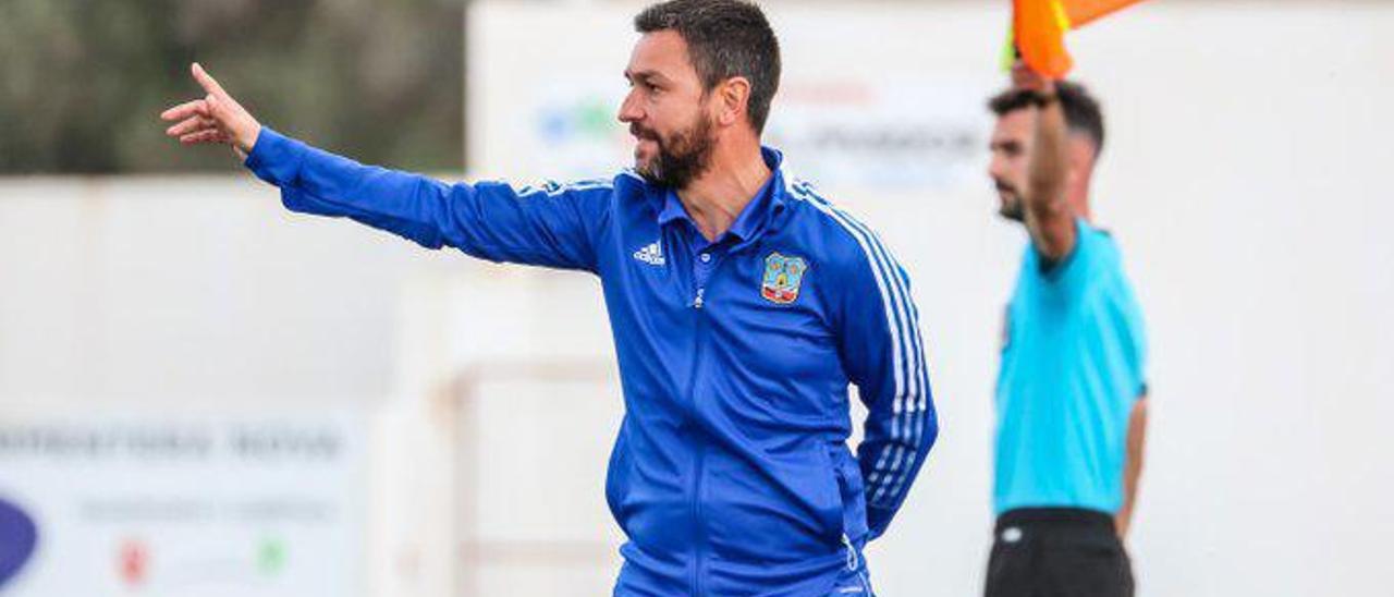 Míchel Alonso, técnico del Formentera, da instrucciones a su equipo.