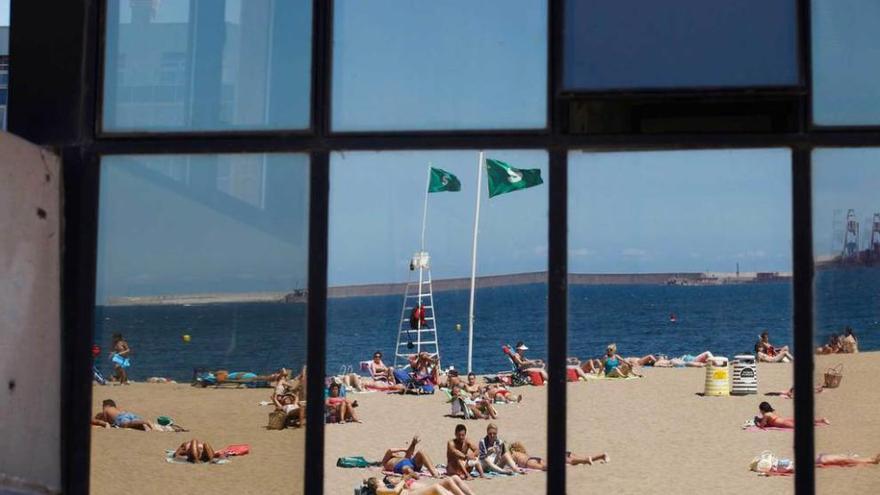 Bañistas en la playa de Poniente.