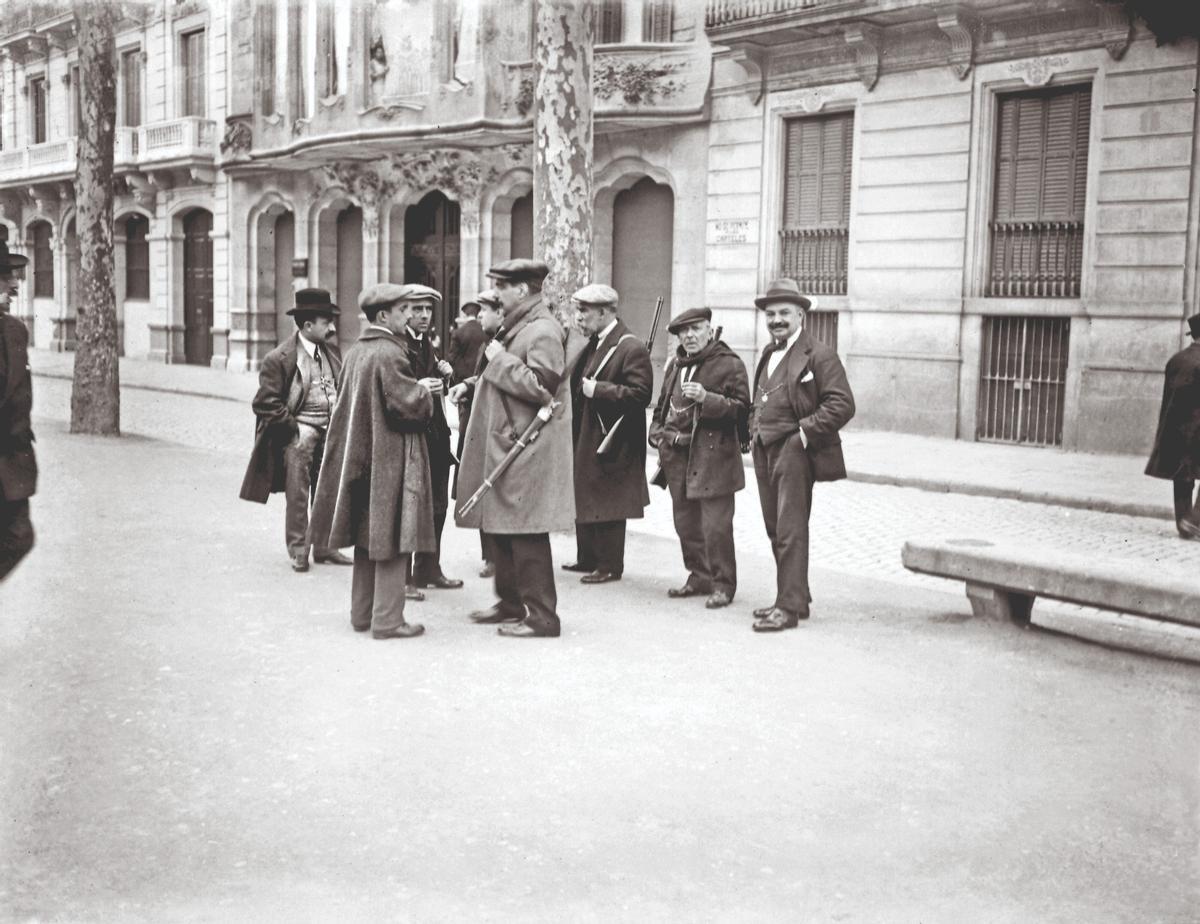 Un somatén armado en la Gran Via, escena cotidiana en los años del pistolerismo.