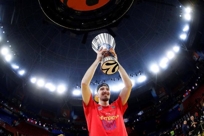 El base francés del CSKA, Nando de Colo, tras proclamarse campeón de la Final a cuatro de la Euroliga al derrotar al Anadolu Efes en el encuentro que han disputado esta noche en el Fernando Buesa Arena de Vitoria.