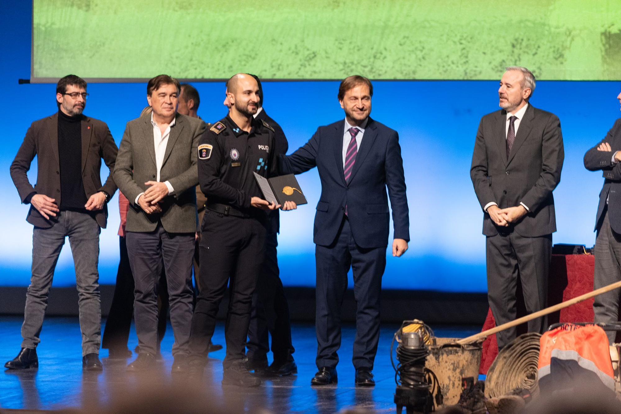 En imágenes | La comunidad entrega la Medalla de Aragón al operativo desplazado a Catarroja para ayudar tras la DANA