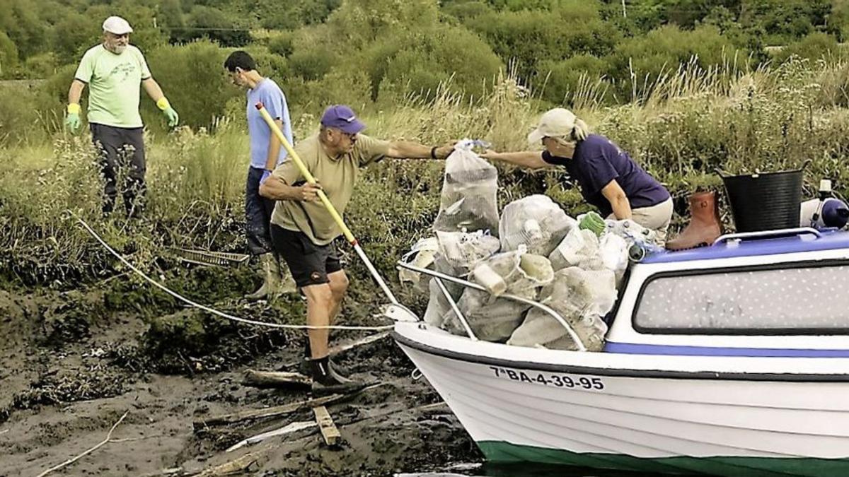 Carga de sacos de basura en la eco-regata. |   // L.O