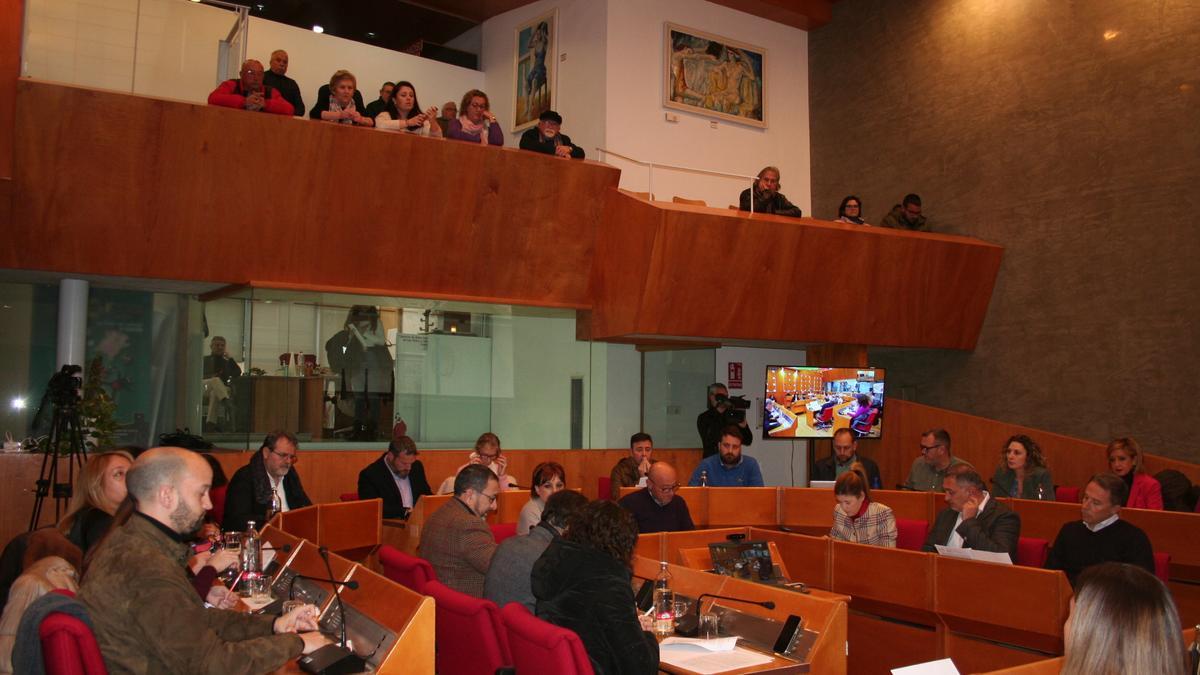 Vecinos de Almendricos acudían al Pleno para escuchar el debate sobre la remodelación de la carretera a La Campana, este lunes.