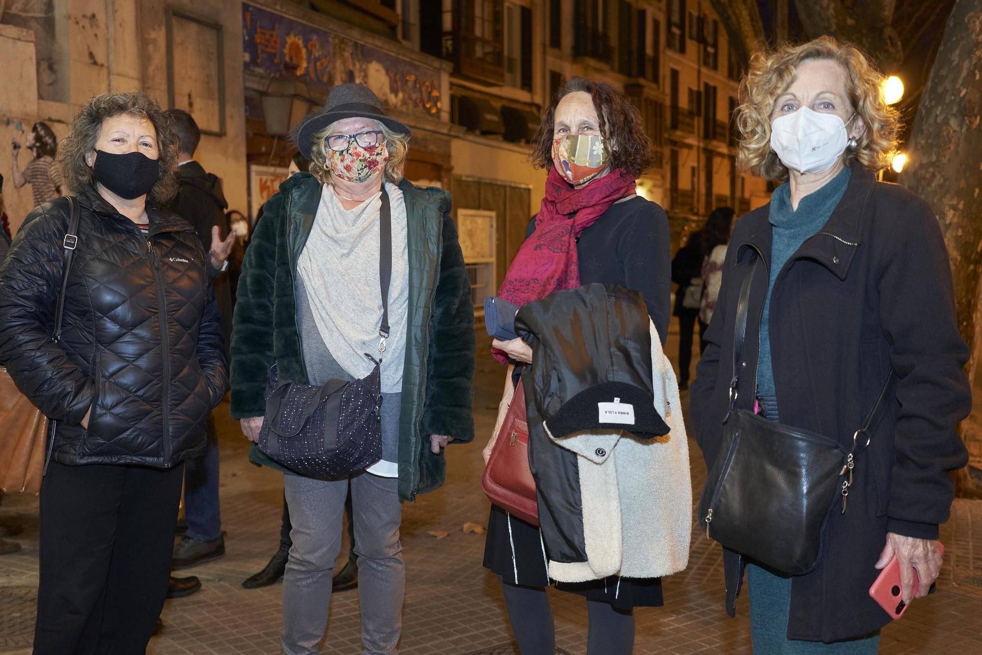 Marga Roig y María Jesús Riazor, en el centro, con dos amigas.