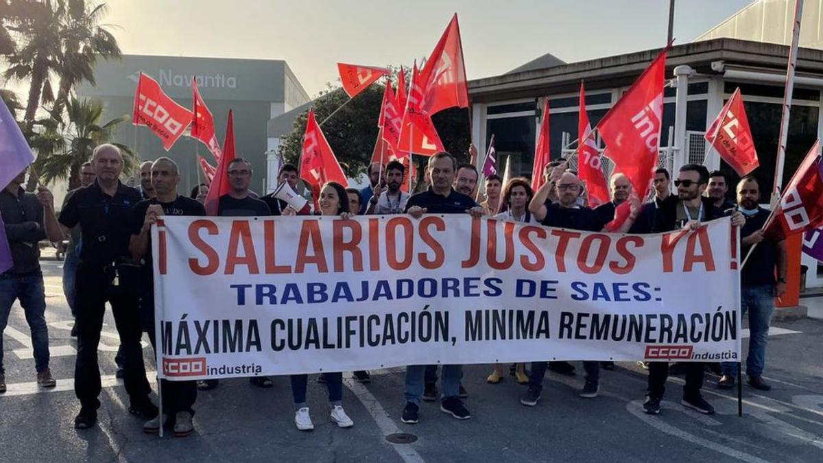 Trabajadores de SAES se manifiestan en Navantia, ayer. | L.O.