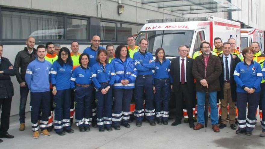 El consejero de Sanidad, con trabajadores del SAMU en las nuevas instalaciones emplazadas en el Hospital Universitario Central de Asturias (HUCA).