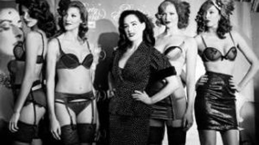 Dita von Teese enseña su ropa interior en Madrid