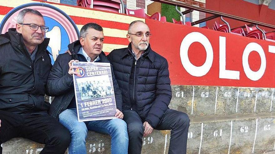 Pep Solés, Carles Llorens i Joan Agustí, el gener passat, a l&#039;estadi Municipal d&#039;Olot.