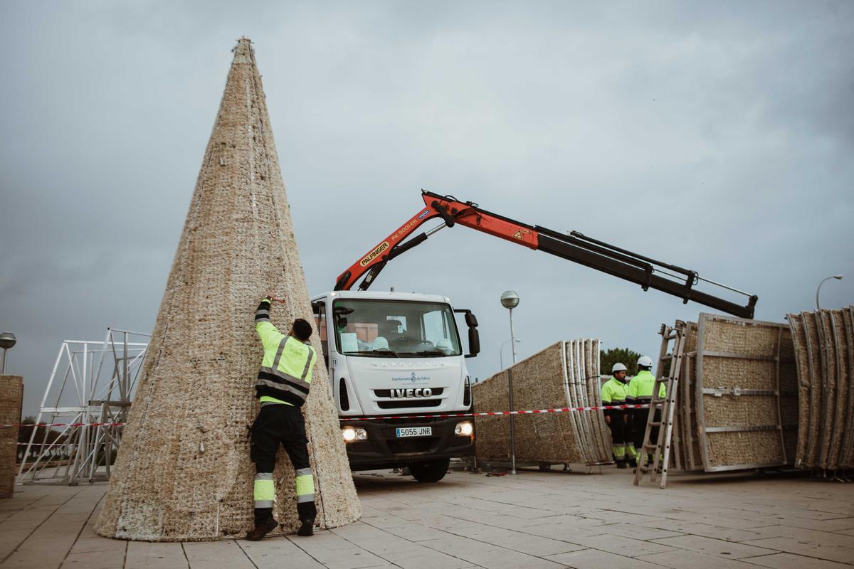 Cort empieza a montar el árbol iluminado del Parc de la Mar