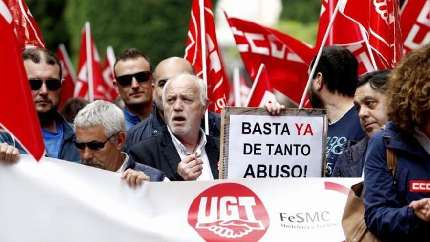 Doscientos trabajadores exigen ante la FADE la subida de salarios