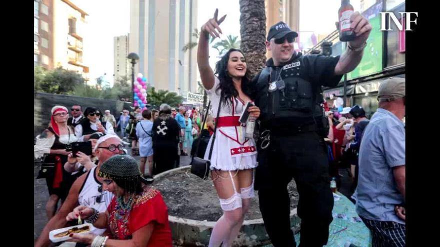 Los británicos celebran la Fancy Dress Party, su tradicional carnaval, en la "zona guiri" de Benidorm