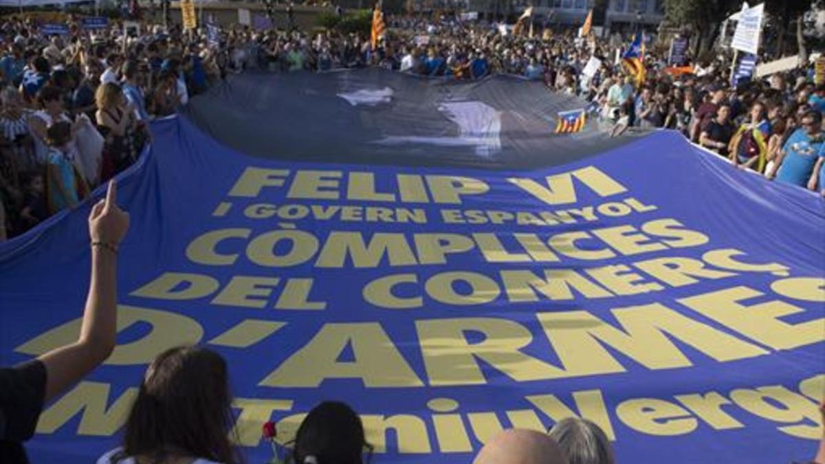 Una pancarta contra el Rey y Rajoy en la manifestación del sábado en Barcelona.