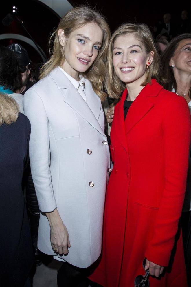 Natalia Vodianova y Rosamund Pike en el desfile de Christian Dior en París