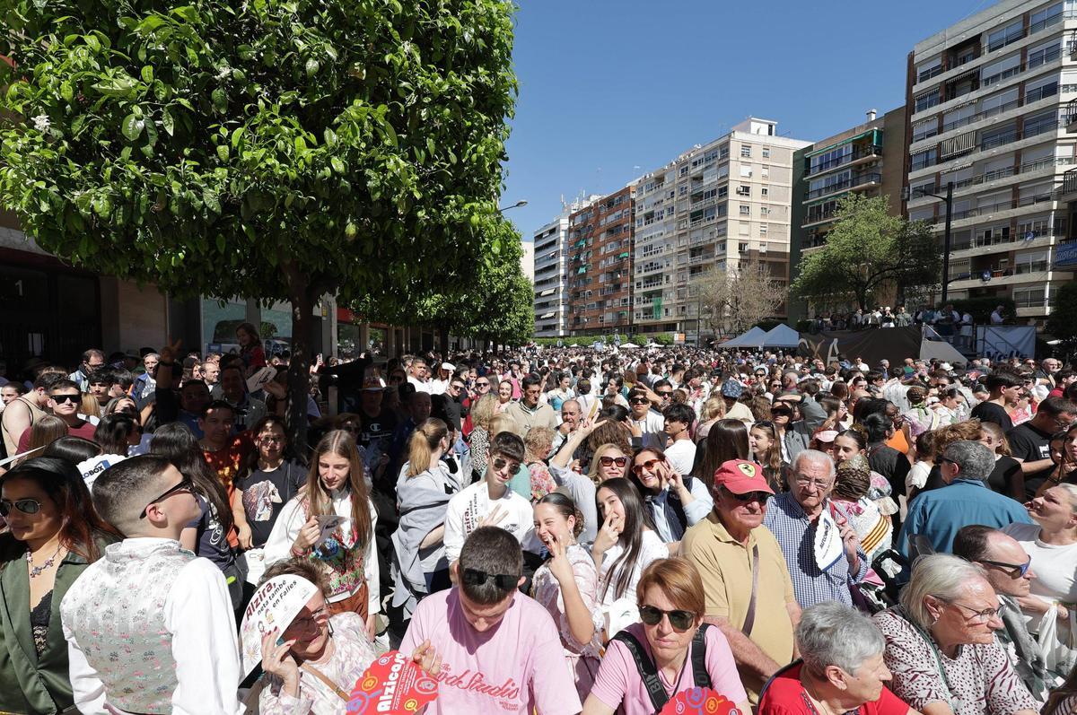Falleros y público concentrado en la avenida para presenciar la "mascletà" del martes.