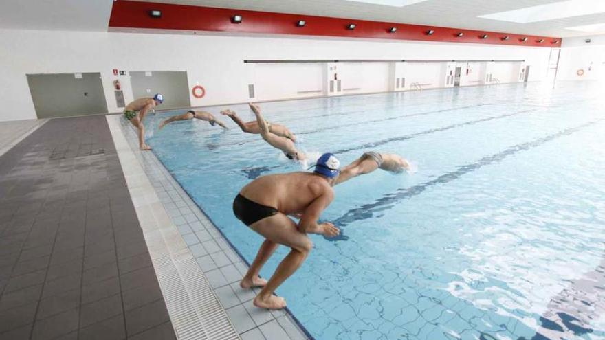 Bañistas en la piscina de la Ciudad Deportiva. Foto