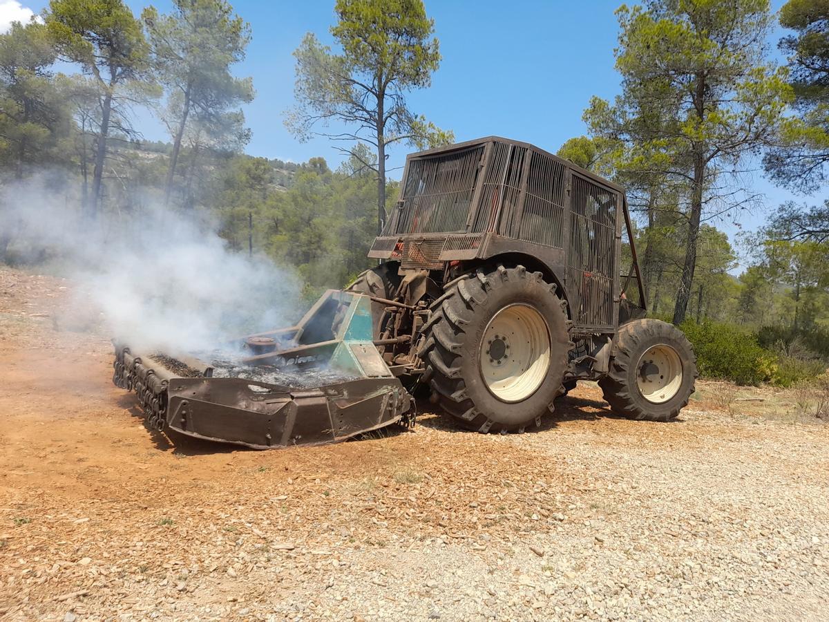 Estado en el quedó la máquina desbrozadora, totalmente calcinada, tras el incendio de Enguera.