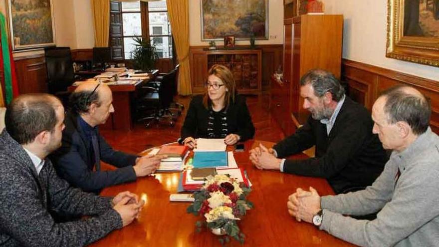 De izquierda a derecha Vicente Merino, Roberto Aguilar, Mayte Martín Pozo, Juan Dúo y Vicente Merino (padre) al comienzo de la reunión.