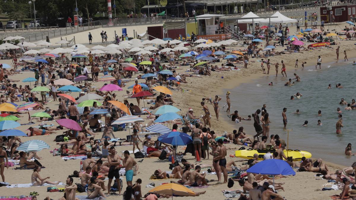 Ambiente en las playas de Barcelona , playa de la Nova Icaria