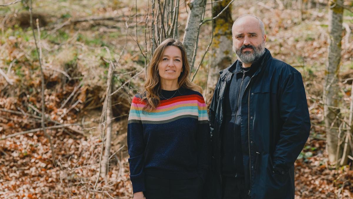La comisaria Filipa Ramos y el artista Carlos Casas, creador de 'Bestiari', en el parque natural del Montseny.