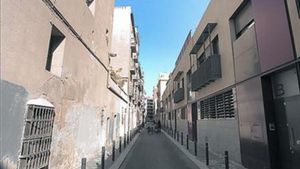 El carrer Llatzaret, i el seu contrast entre edificis antics i nous, ahir.