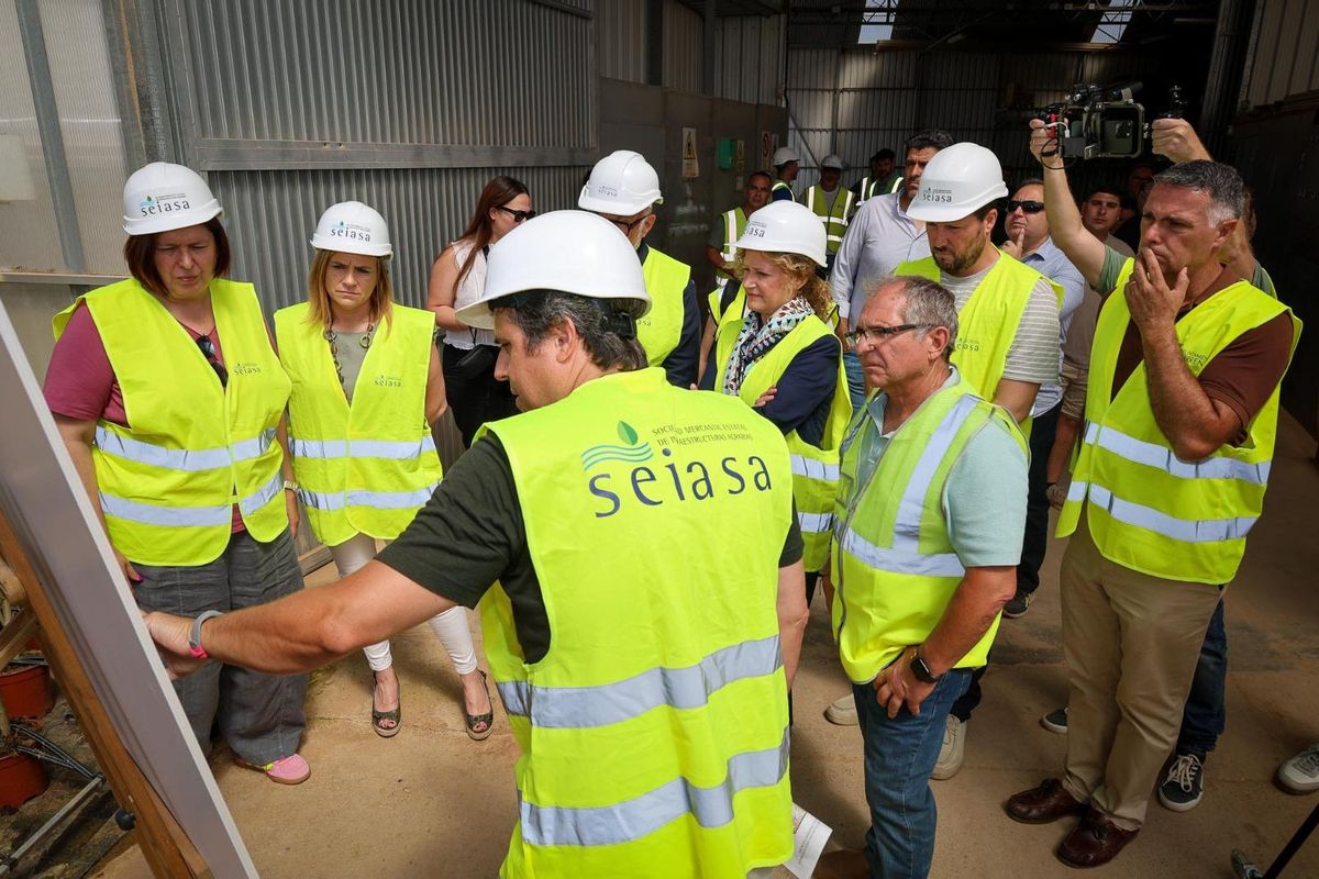 Folgado, junto el resto de autoridades, en la visita a los viveros