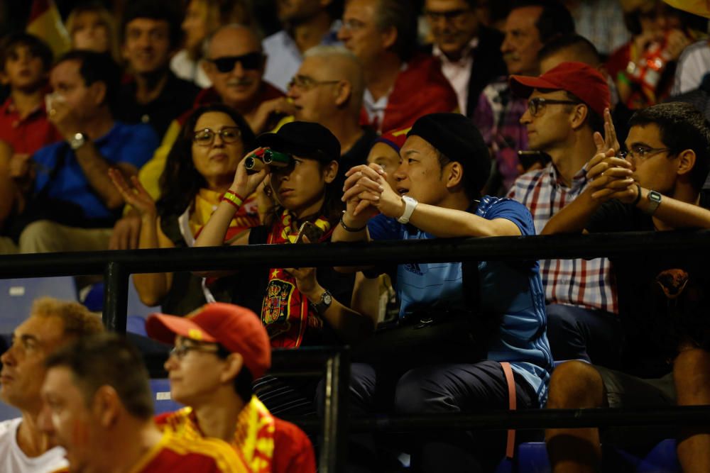 Miles de aficionados no han querido perderse el partido de la Roja