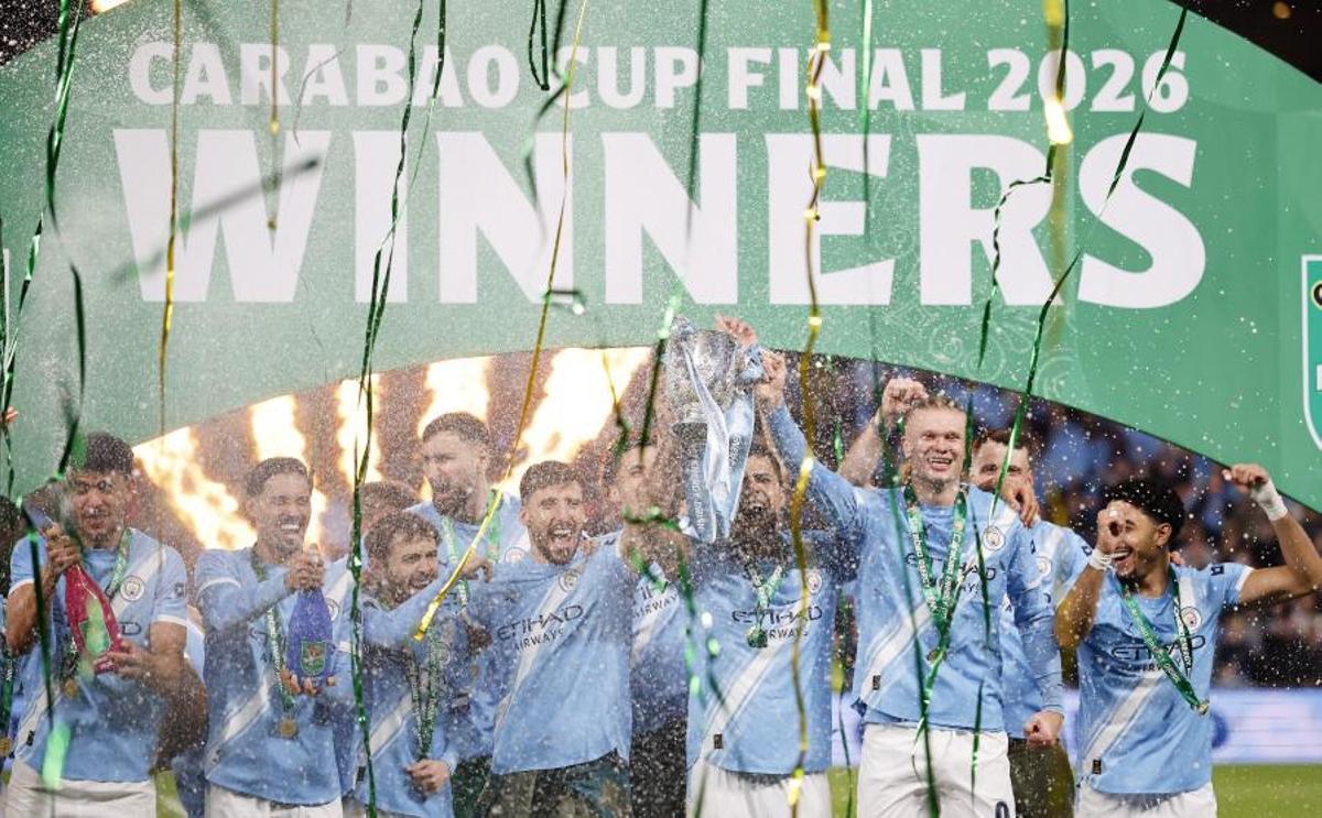 Jugadores del Manchester City celebran la conquista de la Carabao Cup al vencer al Arsenal