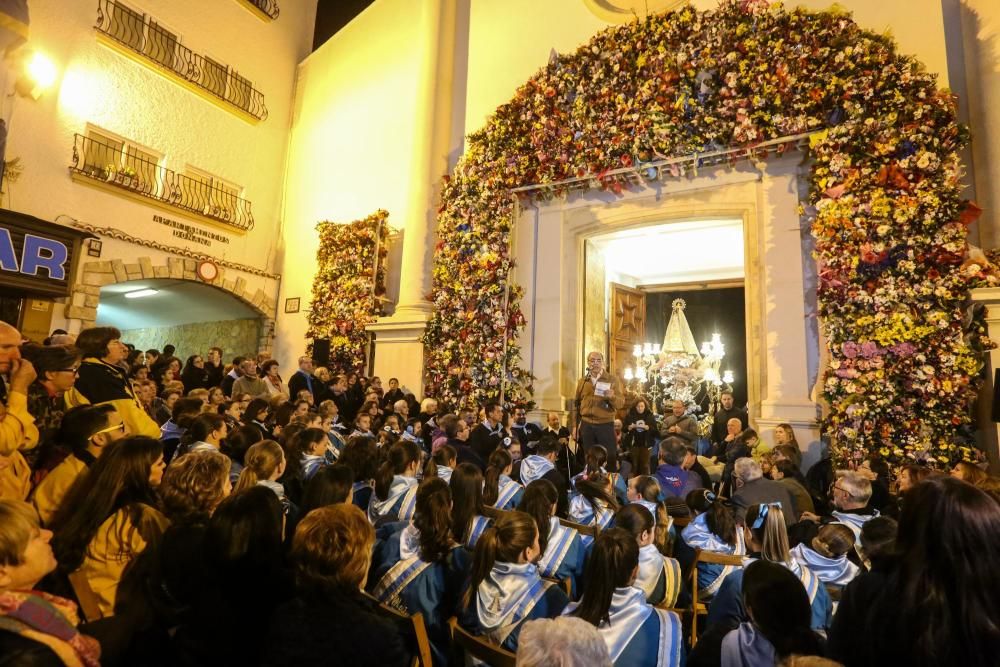 Varios momentos de la procesión de ayer en honor a la Verge del Sofratge que recorrió las calles del centro llenas de gente.