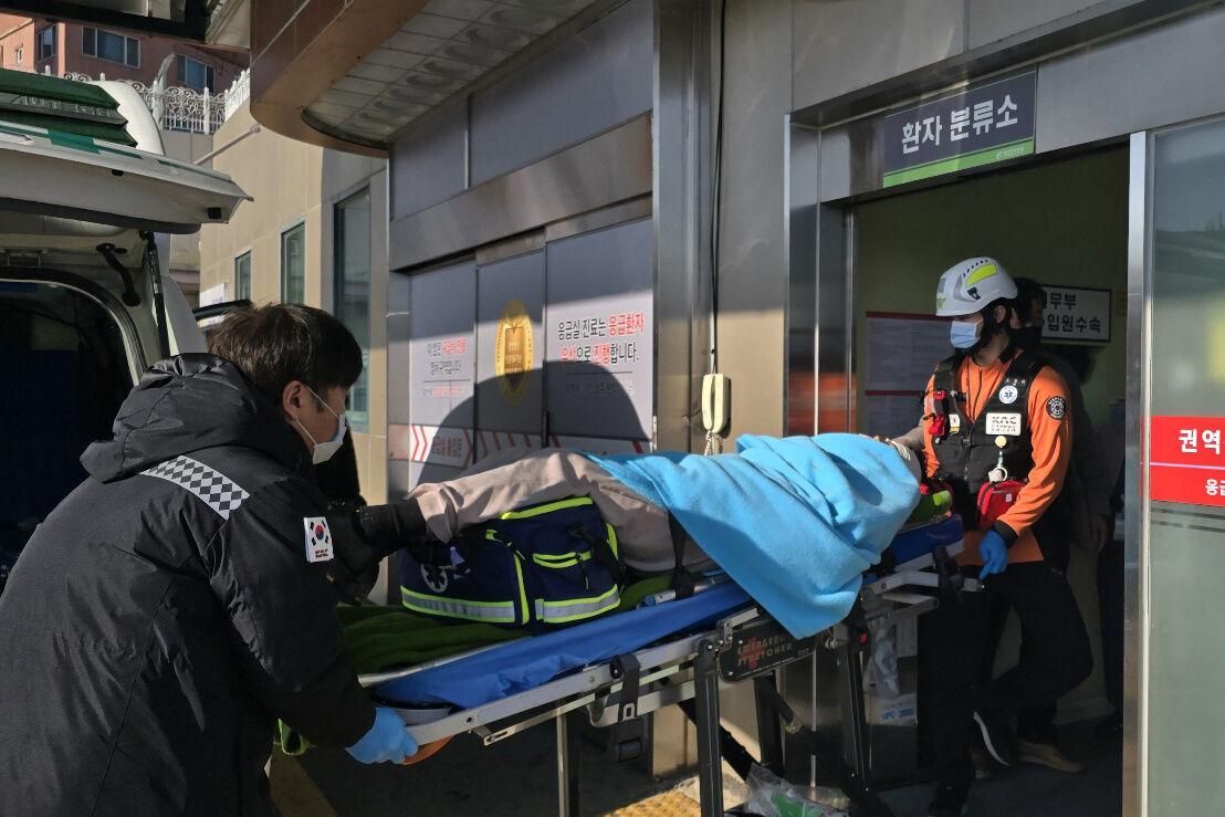 Un pasajero es trasladado a un hospital cercano luego de ser rescatado de un accidente aéreo en el aeropuerto internacional de Muan este domingo, al suroeste de Seúl (Corea del Sur). EFE/EPA/EFE/ Yonhap SOUTH KOREA OUT. SOUTH KOREA OUT