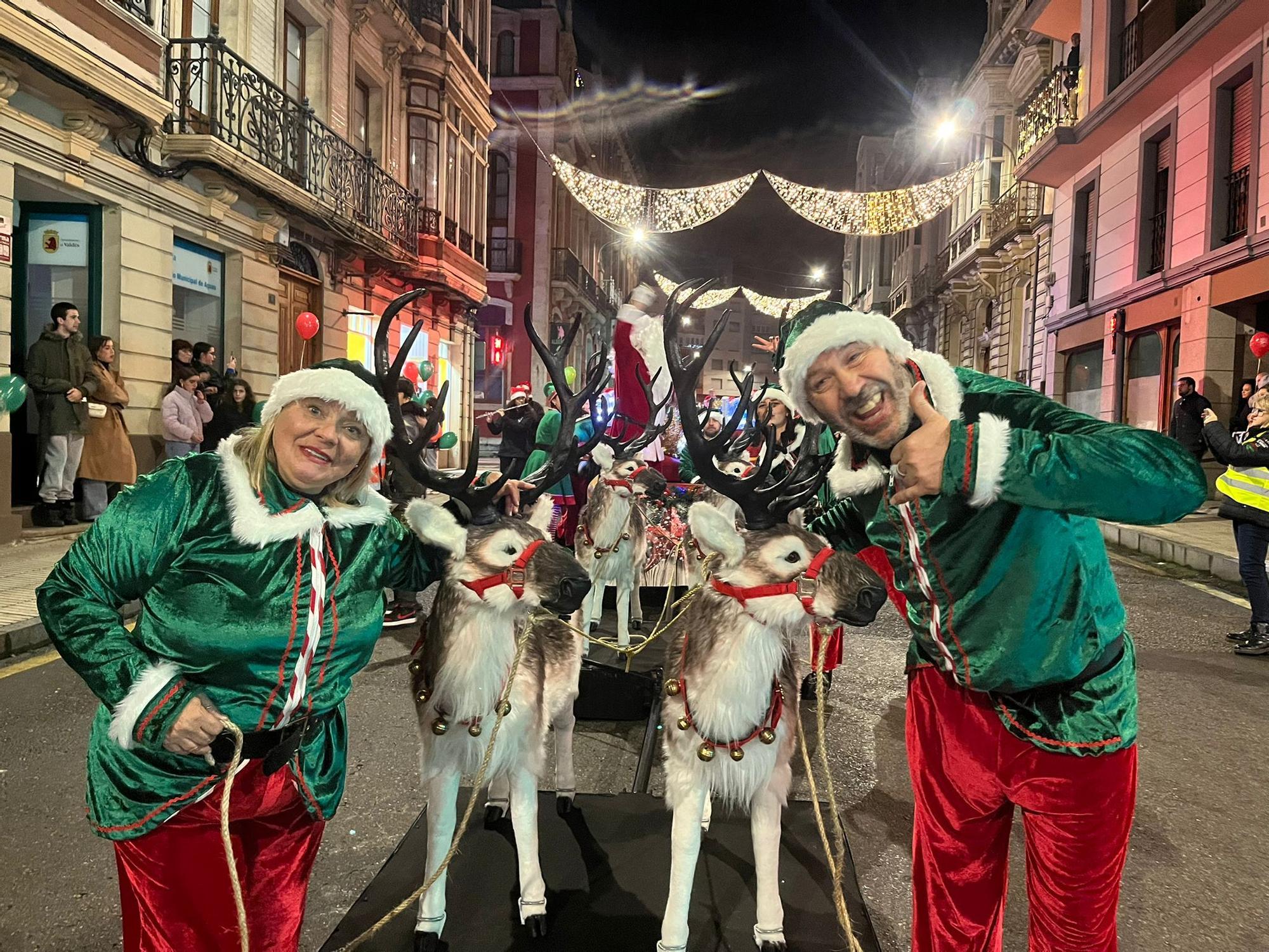 En imágenes: El espectacular desfile de Papá Noel por las calles de Luarca