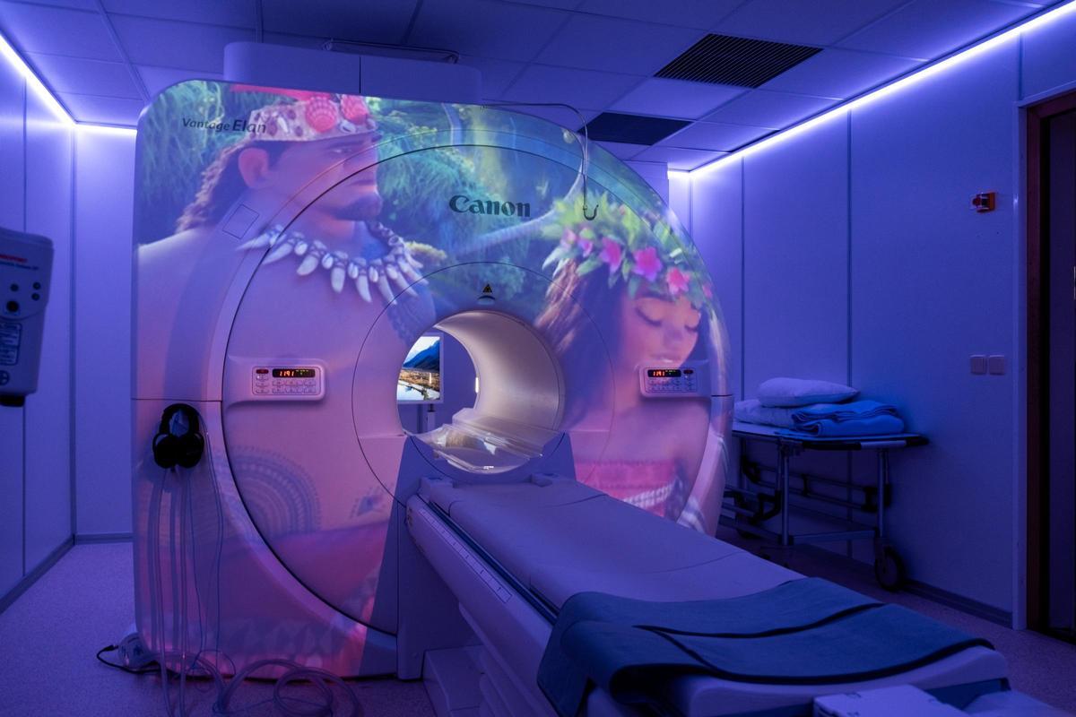 La resonancia magnética del Hospital Juaneda Muro cuenta con un sistema de asilamiento de ruidos, música y proyección de imágenes