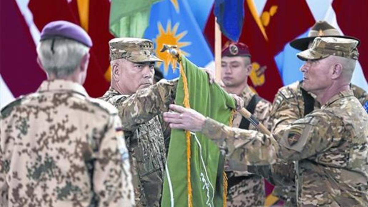 El general estadounidense John Campbell pliega la bandera de la ISAF, ayer en la ceremonia llevada a cabo en Kabul.