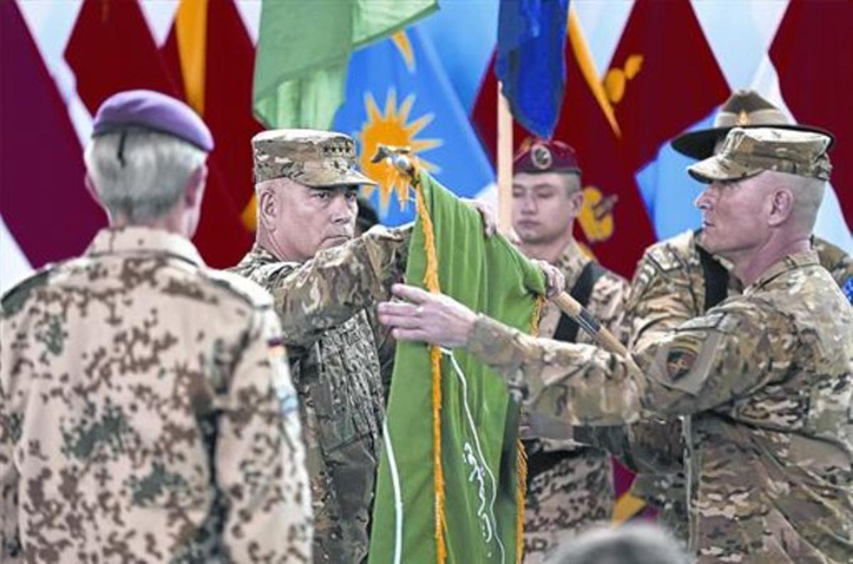 El general estadounidense John Campbell pliega la bandera de la ISAF, ayer en la ceremonia llevada a cabo en Kabul.