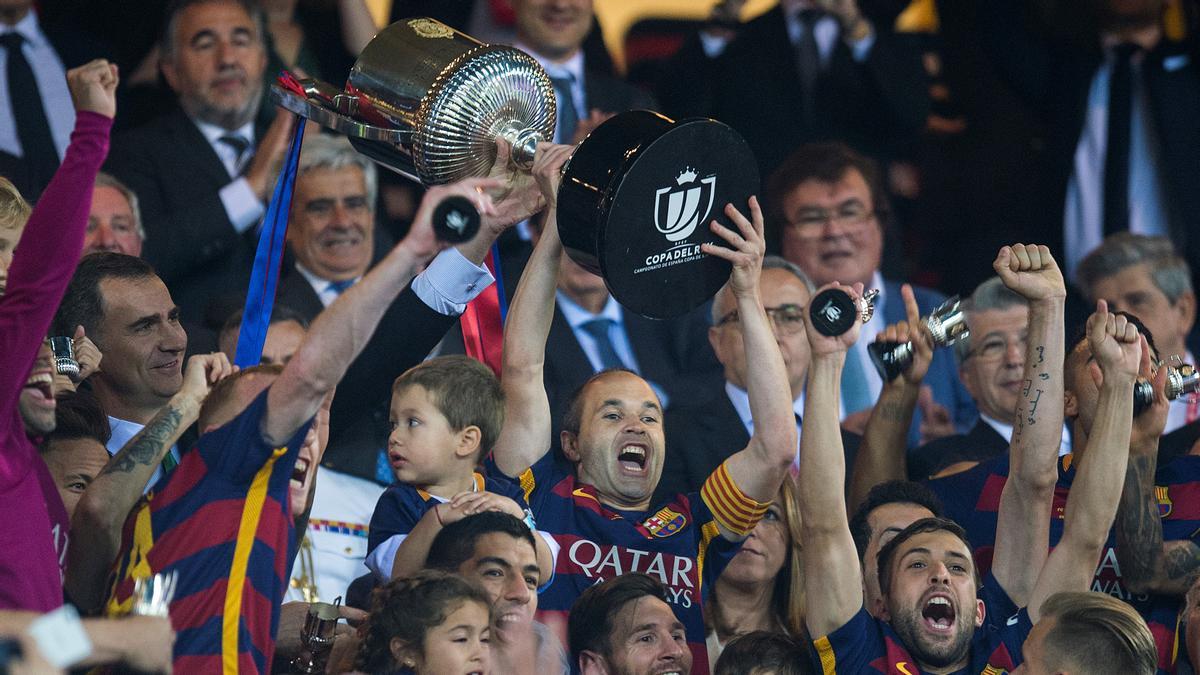 Iniesta y varios compañeros festejan el trofeo de Copa en el 2016 ganado ante el Sevilla.