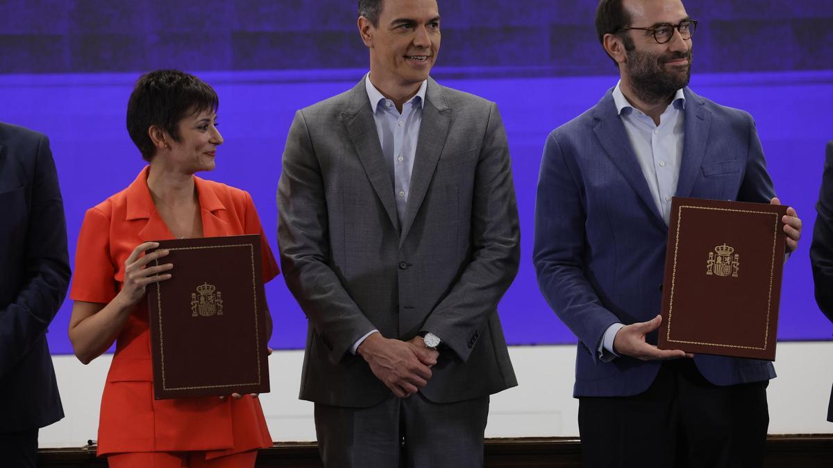 Isabel Rodríguez, ministra de Vivienda; Pedro Sánchez, presidente del Gobierno y Carlos Cuerpo, ministro de Economía.