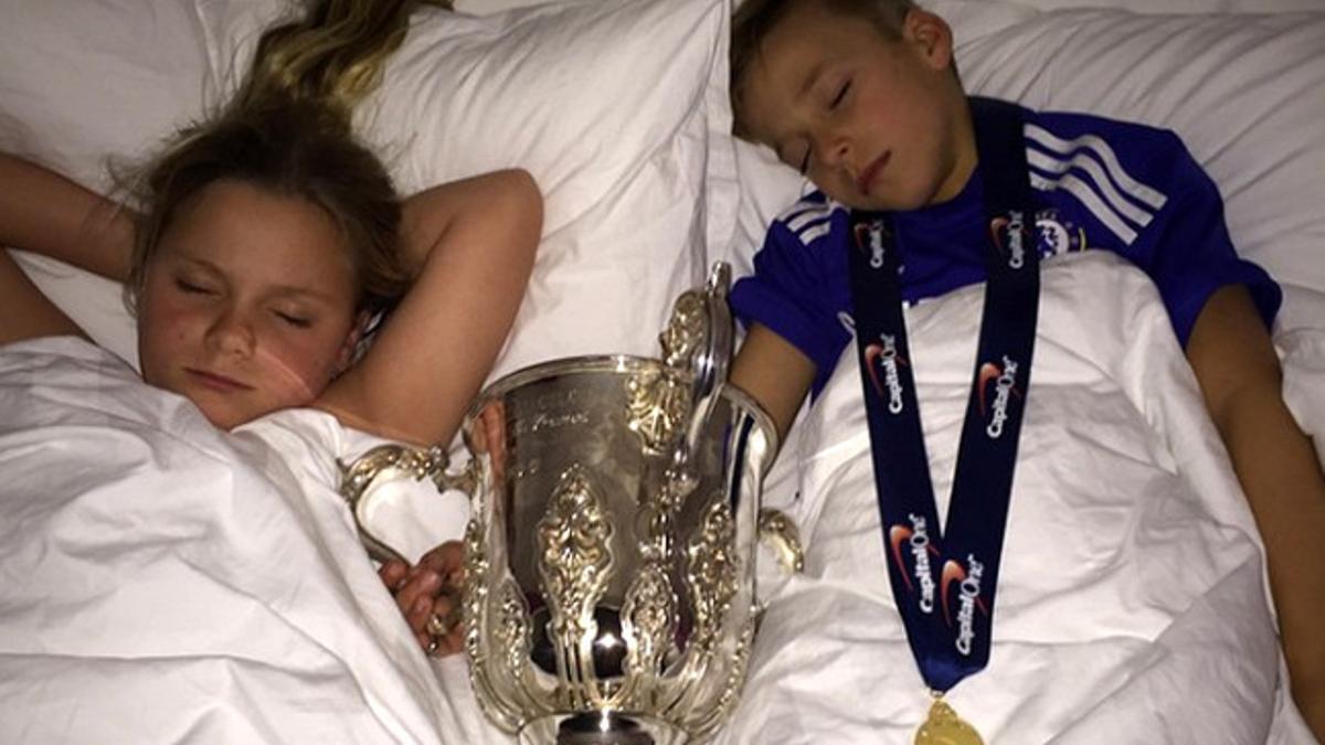 Terry deja a sus hijos dormir con la Copa