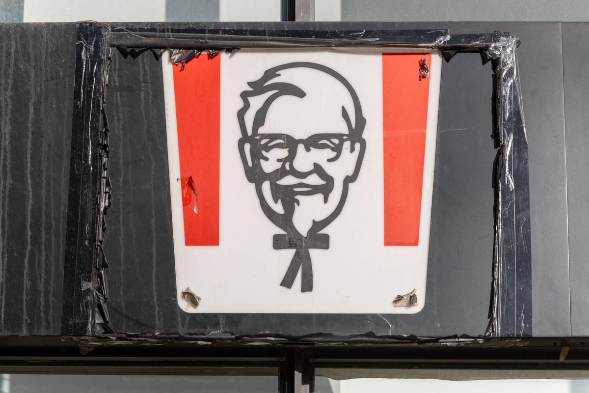 Un local de pollo frito cerca de Lesseps que nunca llegó a abrir cumple 3 años vacío y cada día más degradado
