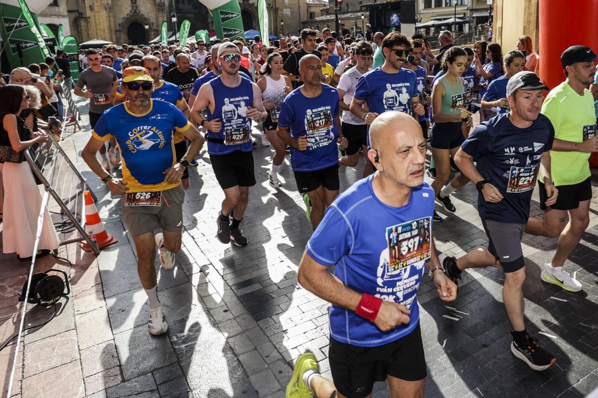 El azul tiñe el corazón de Oviedo con las camisetas de los 1.600 participantes en la carrera solidaria por el autismo El azul tiñe el corazón de Oviedo con las camisetas de los 1.600 participantes en la carrera solidaria por el autismo