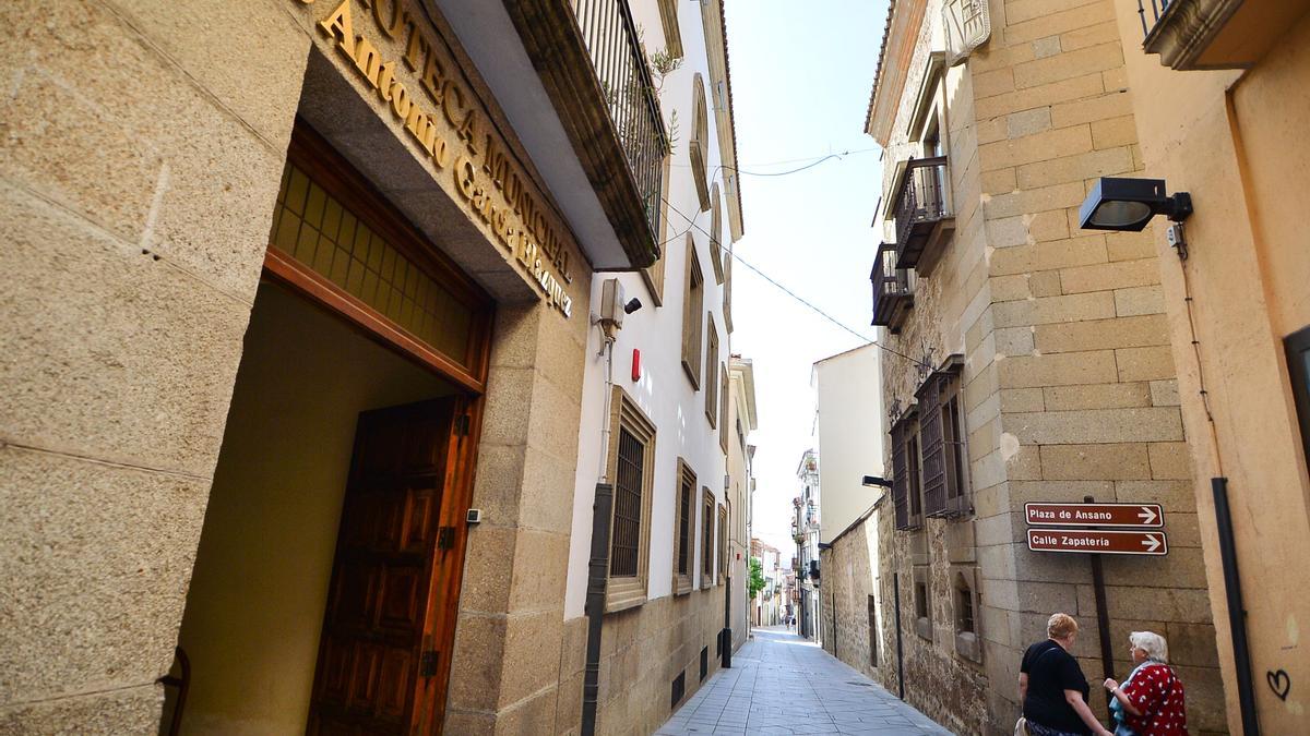Biblioteca de Plasencia y, en frente, el Hotel Palacio Carvajal Girón.