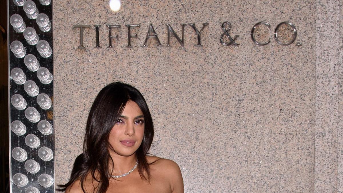 Priyanka Chopra con vestido blanco desflecado