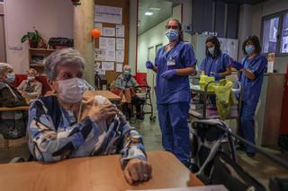 ¿Cuarta dosis de la vacuna del covid-19 para los mayores de 80? Los geriatras dicen sí