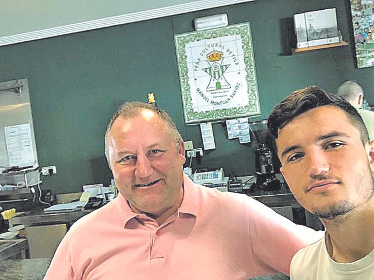 Guillamón junto a su padre en el viaje a la final de Copa de 2019