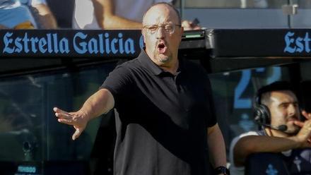 Rafa Benítez da instrucciones durante el partido ante el Mallorca