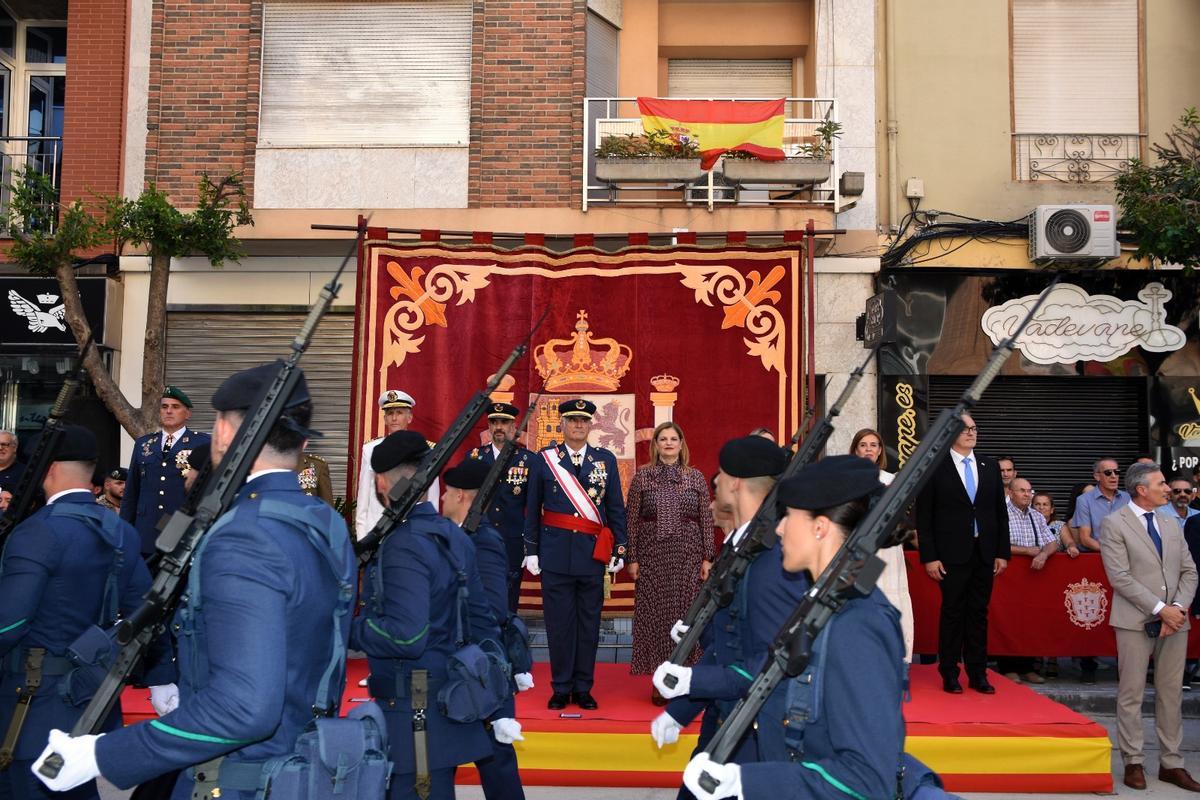 Desfile militar en la calle Mayor para finalizar el acto.