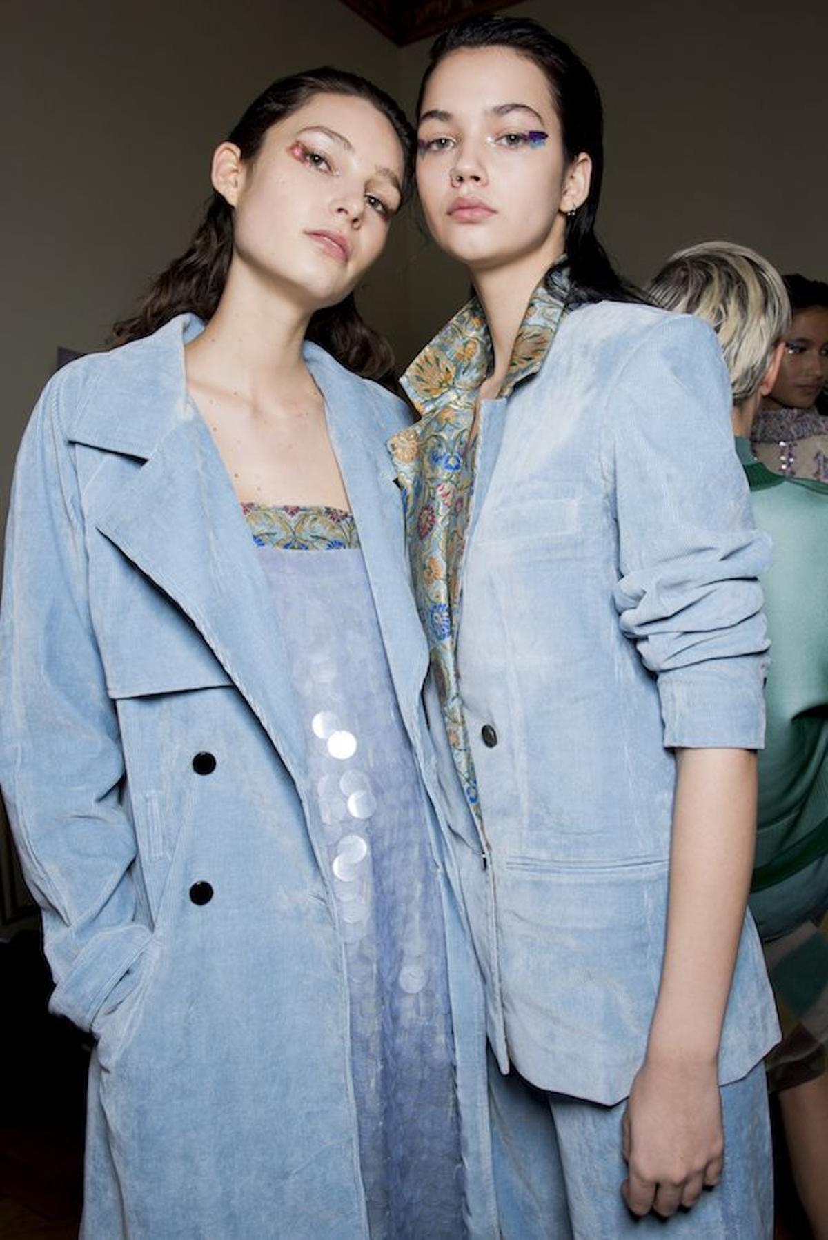 Chaquetas de pana en el backstage Rahul Mishra