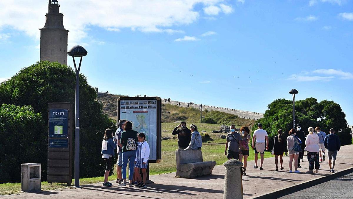 Visitantes en la ciudad en el entorno de la Torre de Hércules en julio de 2020. |   // VÍCTOR ECHAVE