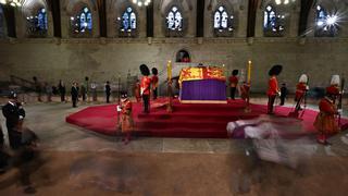 Abre la capilla ardiente de Isabel II en Westminster con colas de 4,5 kilómetros